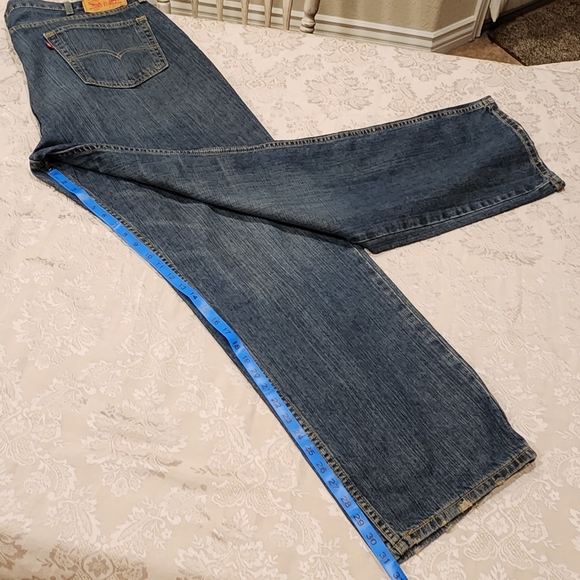 Men's Levi's 559s. Size Big and Tall 42x32 will fit 45x32.  Distressed Look. - Picture 3 of 13